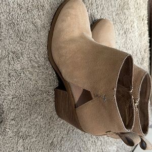 Tom’s bootie size 8